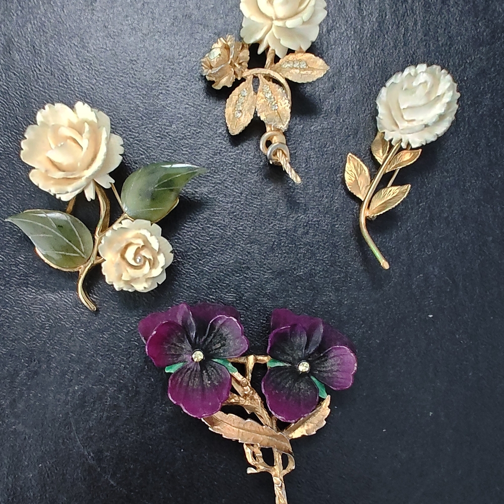 4 Gold-tone Floral Brooches Set - Cream, Green, Purple